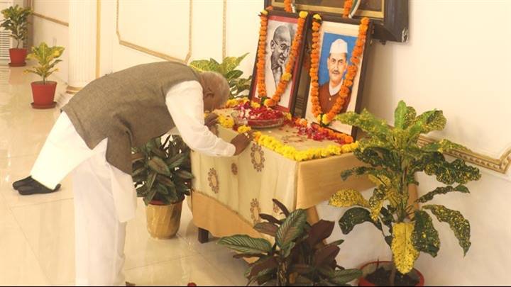 राज्यपाल ने महात्मा गांधी और पूर्व प्रधानमंत्री श्री शास्त्री को राजभवन में श्रद्धांजलि दी